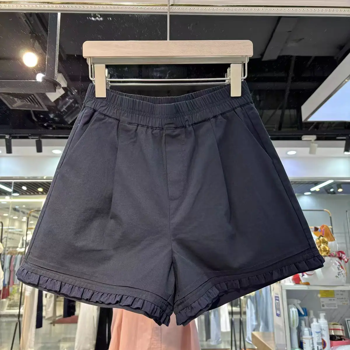 夏の通勤スタイルに悩むあなたへ：フリルとウエストゴムが持つ、大人のゆったり感とは？