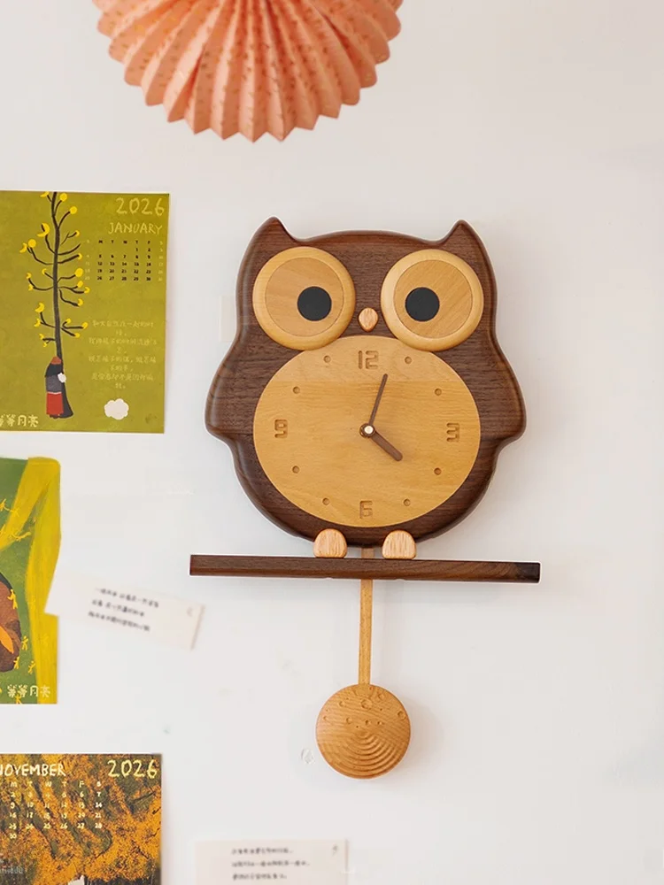 可愛らしいフクロウの壁掛け時計：静音・無垢材製でリビングや子供部屋に最適なデザイン