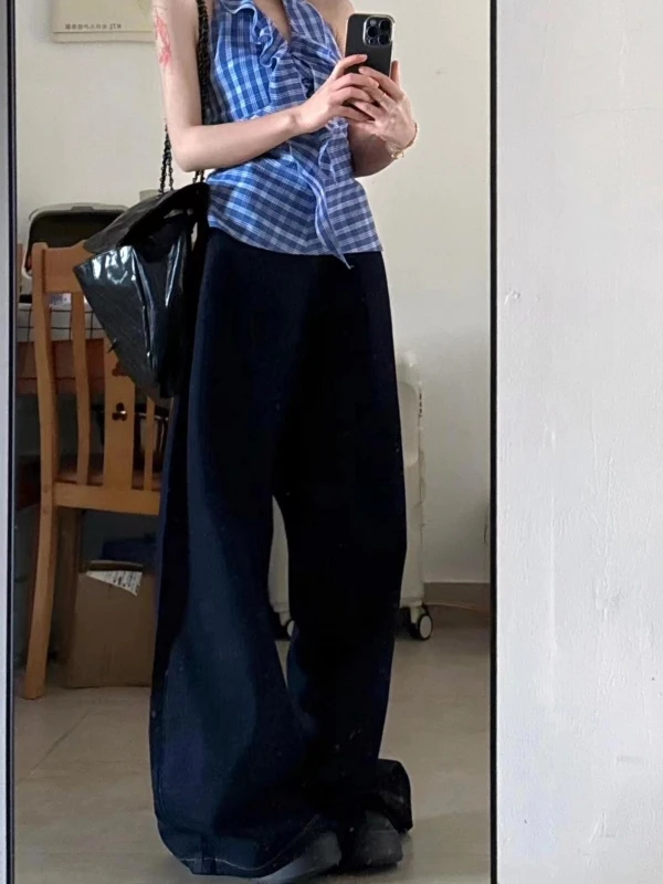 黒 デニム ワイド パンツ：クラシックデザインのストレートデニムパンツが提供する実用性とフィット感