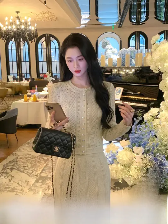 フィット感抜群の短丈ニットトップス【長袖・フリル付き】とフレアスカート【魚尾デザイン・春秋用】（セットアップ対応）