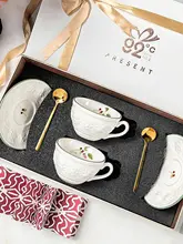 英式ラズベリー浮彫り陶器コーヒーカップ＆ソーサー【新婚向け・優雅なデザイン】（セットアップ対応）