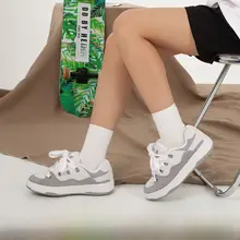 冷粘着のスエード風スケートシューズ【グレーとホワイトのバイカラー・ユニセックス】