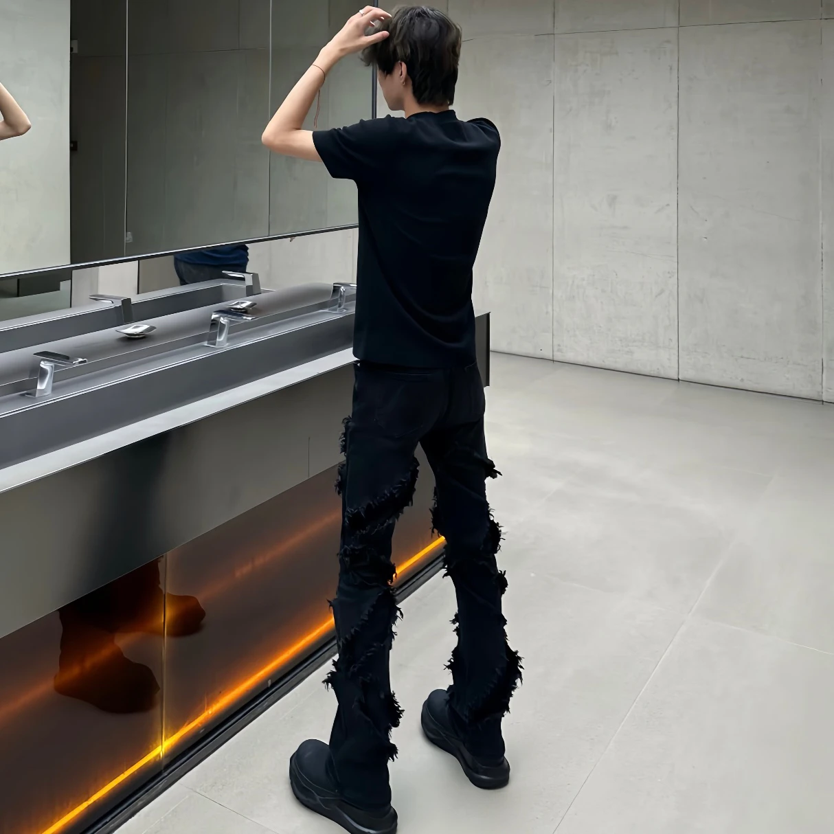 黒ダメージジーンズの選び方：洗い加工フリンジ付きスリムフィットデニムパンツの実用性とシーン別活用