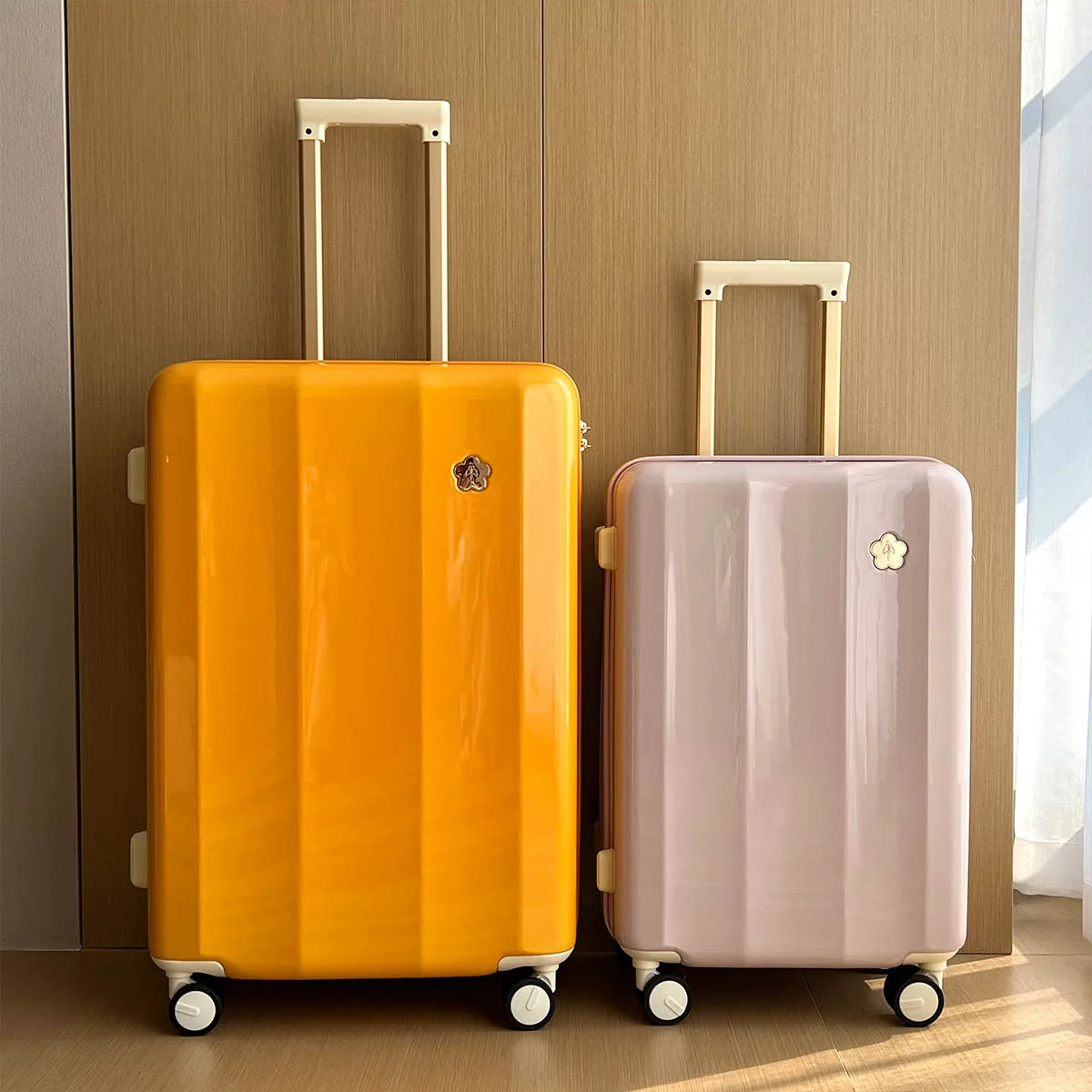 小さめスーツケースで海外旅行を楽しむには？軽量かつ安全な折りたためるスーツケースの選び方