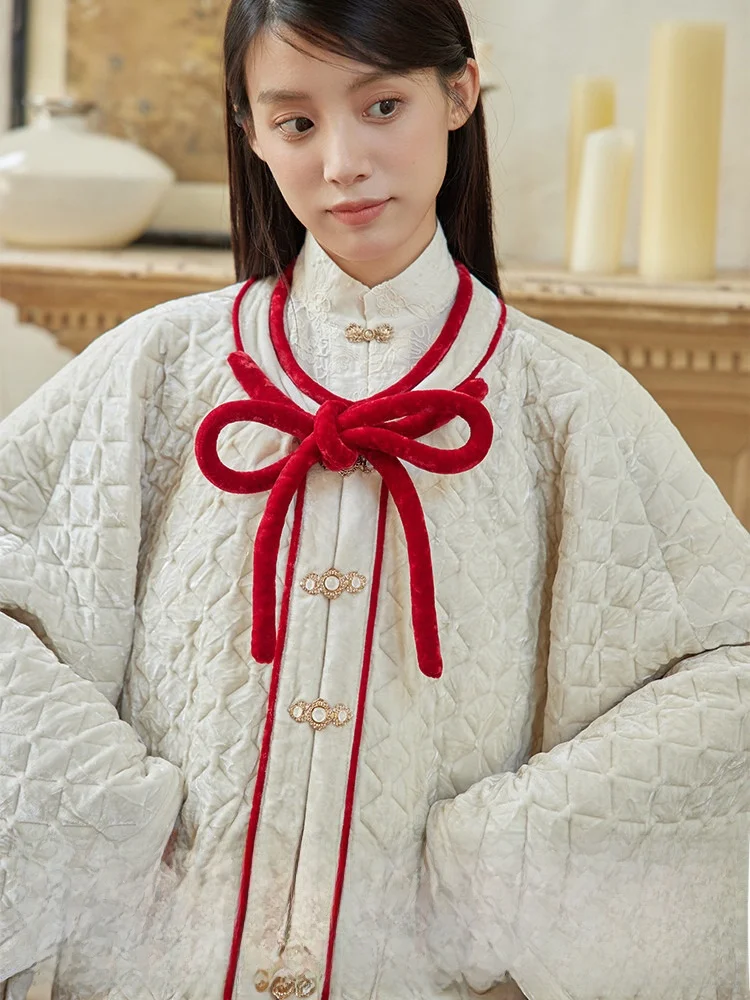 寒色系カラー服の取り入れ方は？5選で冬の日常を落ち着きと美しさで彩る