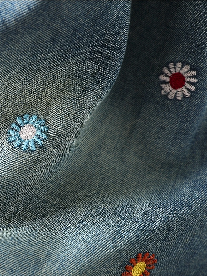 小花刺繍入りデザイン 五分丈デニムパンツ：50代女性向けカジュアルファッションの軽さと通気性を実現