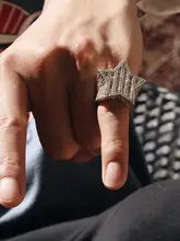 個性的な五角星デザインの男性用リング【ダイヤモンド装飾・煌めく仕上げ・ハイエンド】