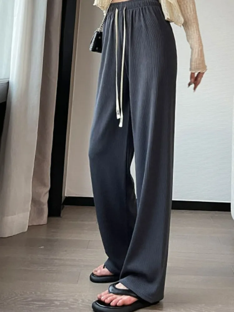 黒スウェットパンツとグレーのパンツ、夏にどう選ぶ？通勤からレジャーまで使えるコーデの本質とは