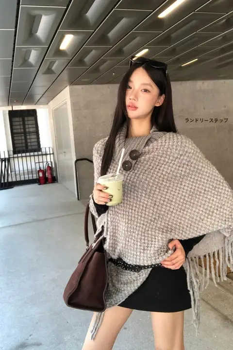 キャメルカラーのケープショール【ハイエンド・千鳥格子・フリンジ付き・ニット】