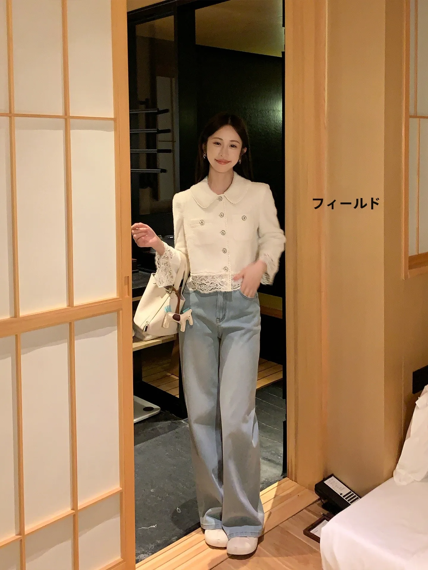 浅いブルーの高腰ゆったりデニムパンツ：通勤風で快適なカジュアルスタイルを実現