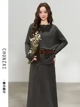 春にぴったりの上品なカラーのトップスとスカートのコーディネート（セットアップ対応）