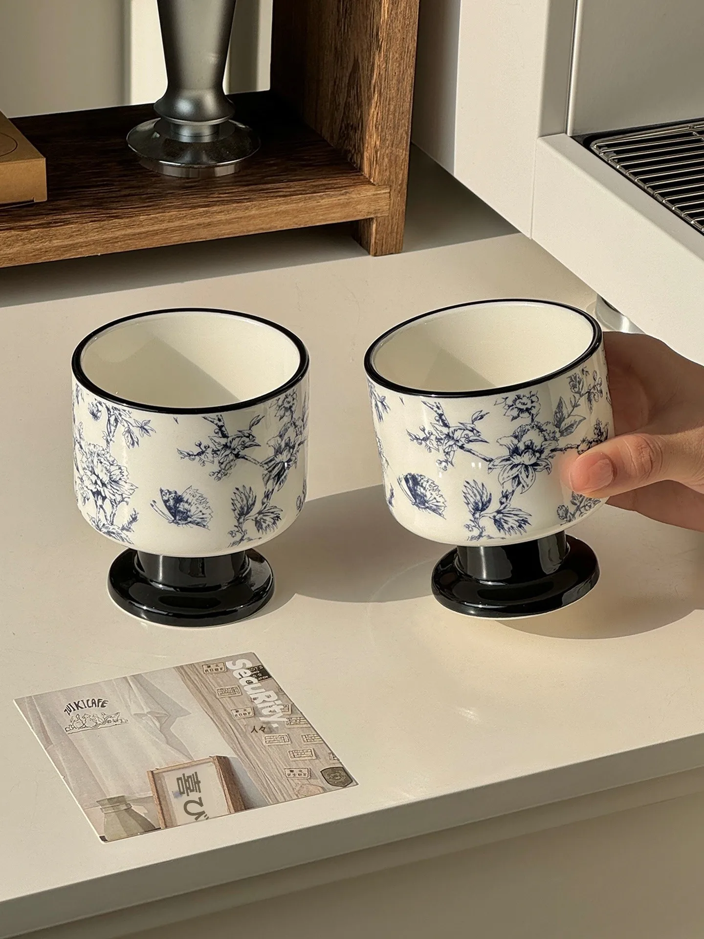 青花模様の陶器マグカップ：中華風の高級感と保温性能を実際の使い方で検証