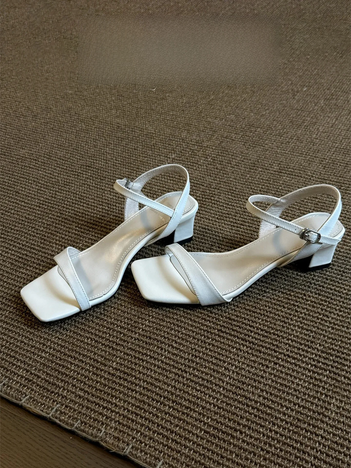 牛革製ワンストラップサンダル：复古風の夏用中跟サンダルで足元を美しく