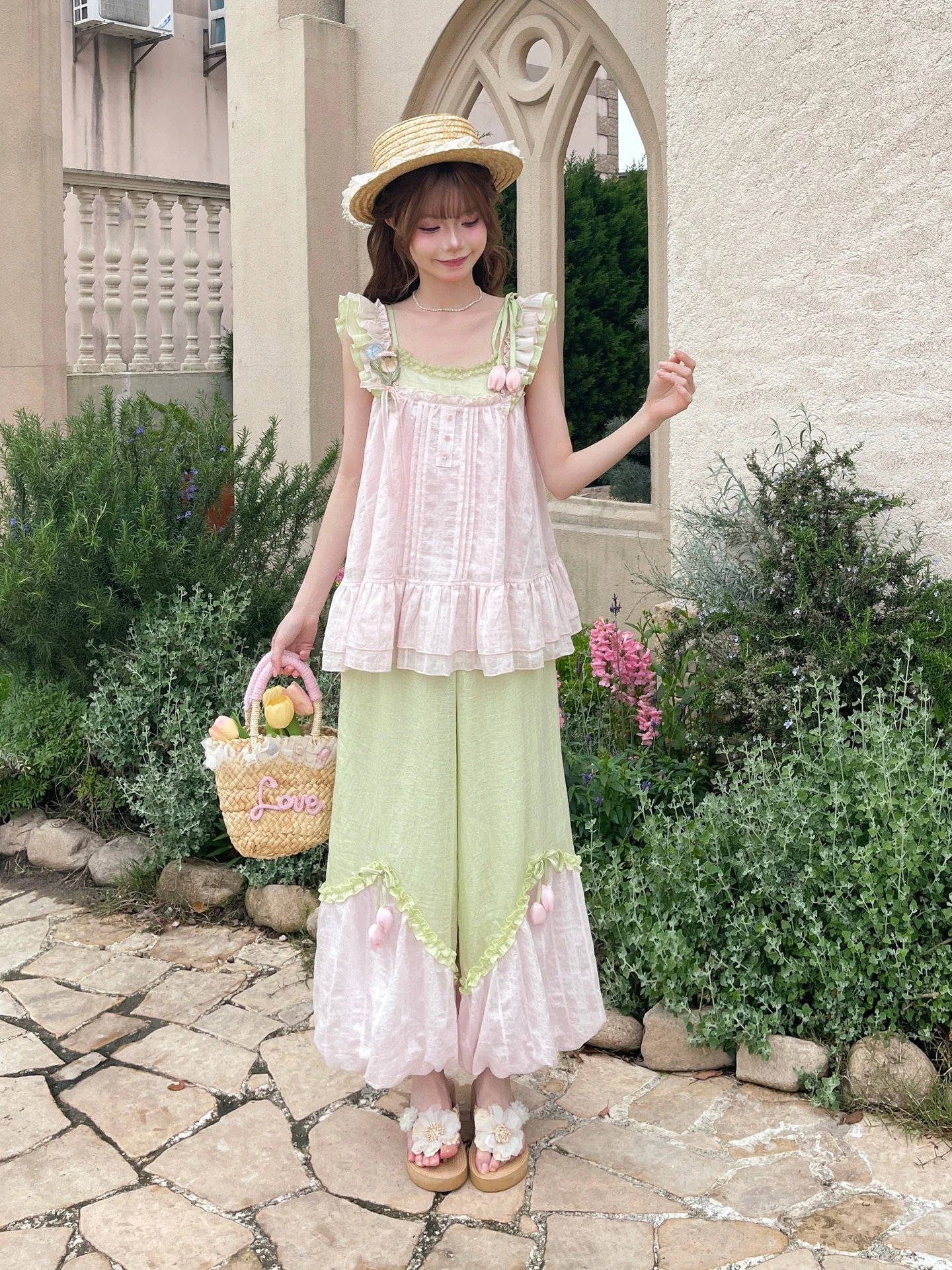 白いパンツに透けない色を選ぶには？甘美なチューリップデザインが解決する夏の悩み