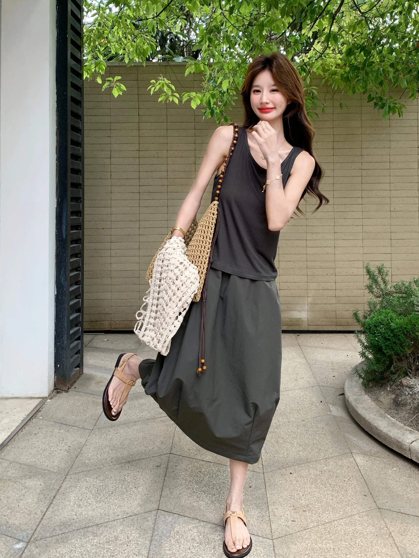 私服で夏を楽しむには、韓国風のレース編みベストと花柄スカートがおすすめ？