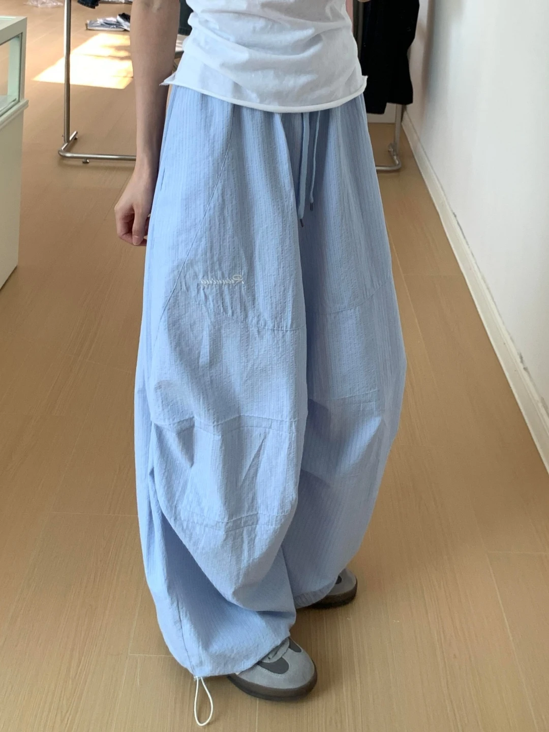 夏のカーゴパンツで失敗しないコーデは？浅い青のストライプ刺繍パンツが解決する理由