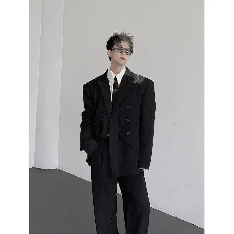黒い洋服のファッションスタイルを実現する、肩パッド付きブラックジャケット