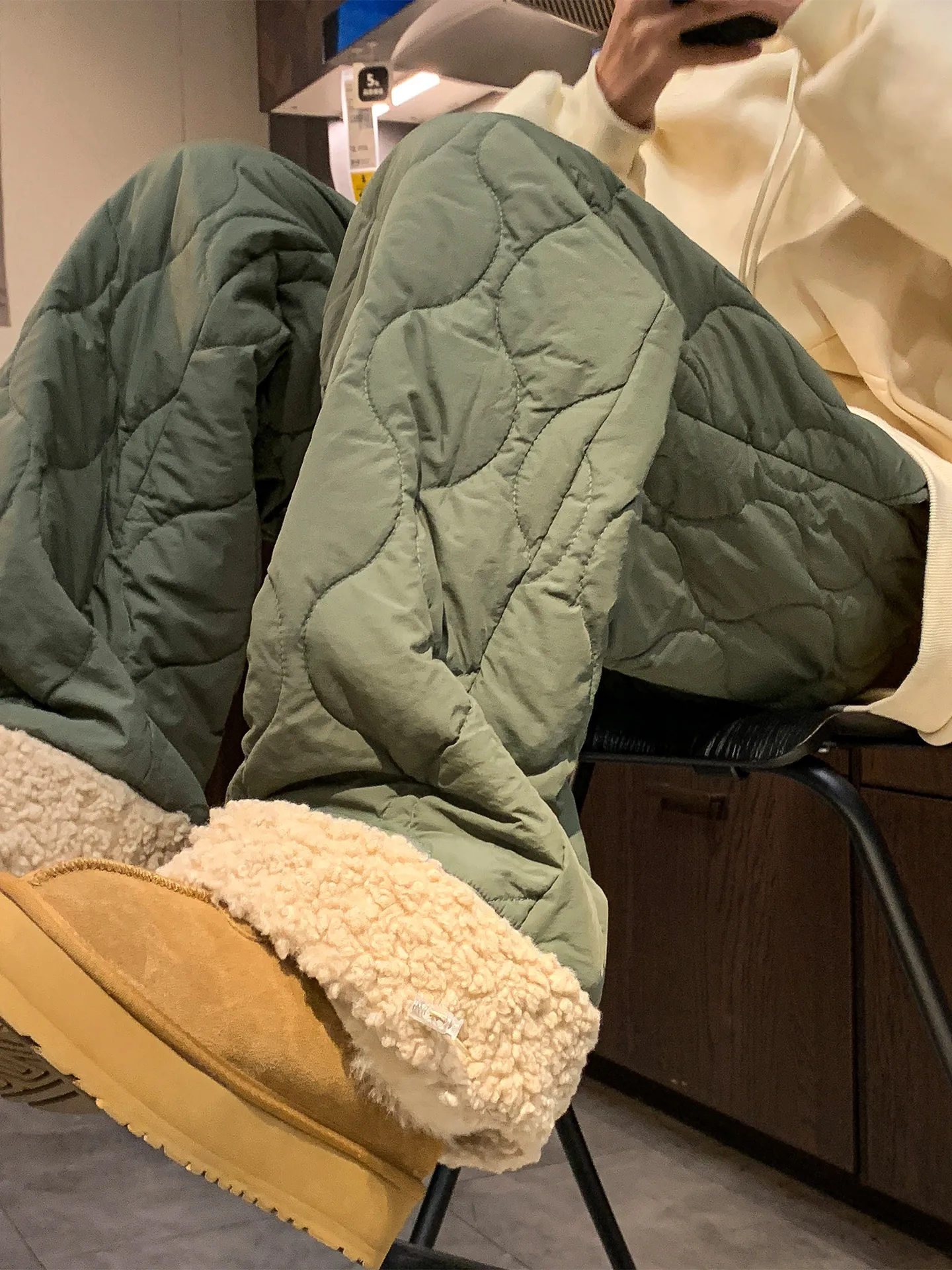 極上の柔らかさの羊毛ブレンド暖かいカジュアルワイドパンツ：冬用のゆったりデザインが実際の着用シーンでどう活用されるか