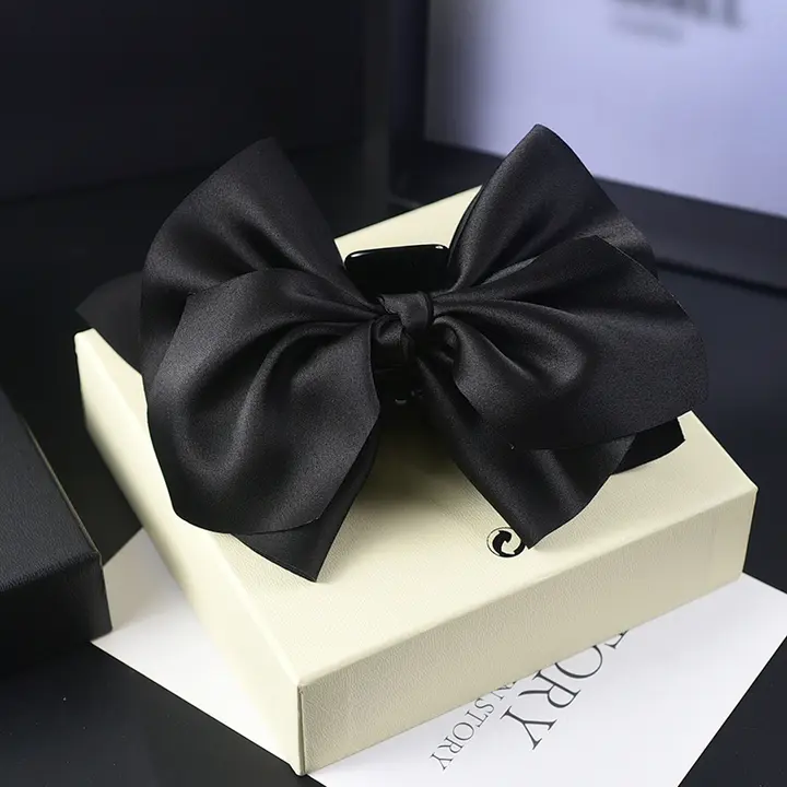 黒のリボン付きヘアクリップ【ダブルサイド・大きめ・サメクリップ・サテン仕上げ・エレガントな髪飾り】