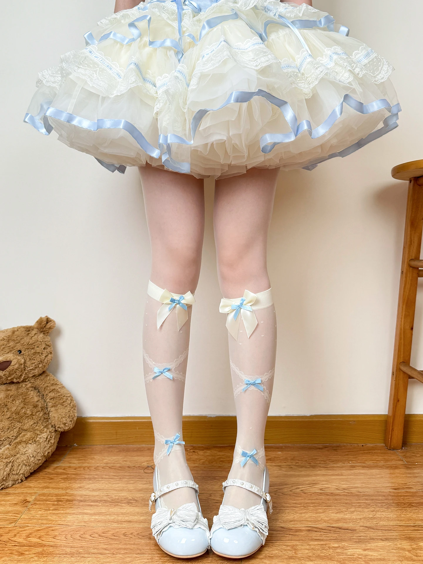 バレエ風花柄リボン付き中筒ソックス：春夏に最適なロリタスタイルの柔らかさを実現