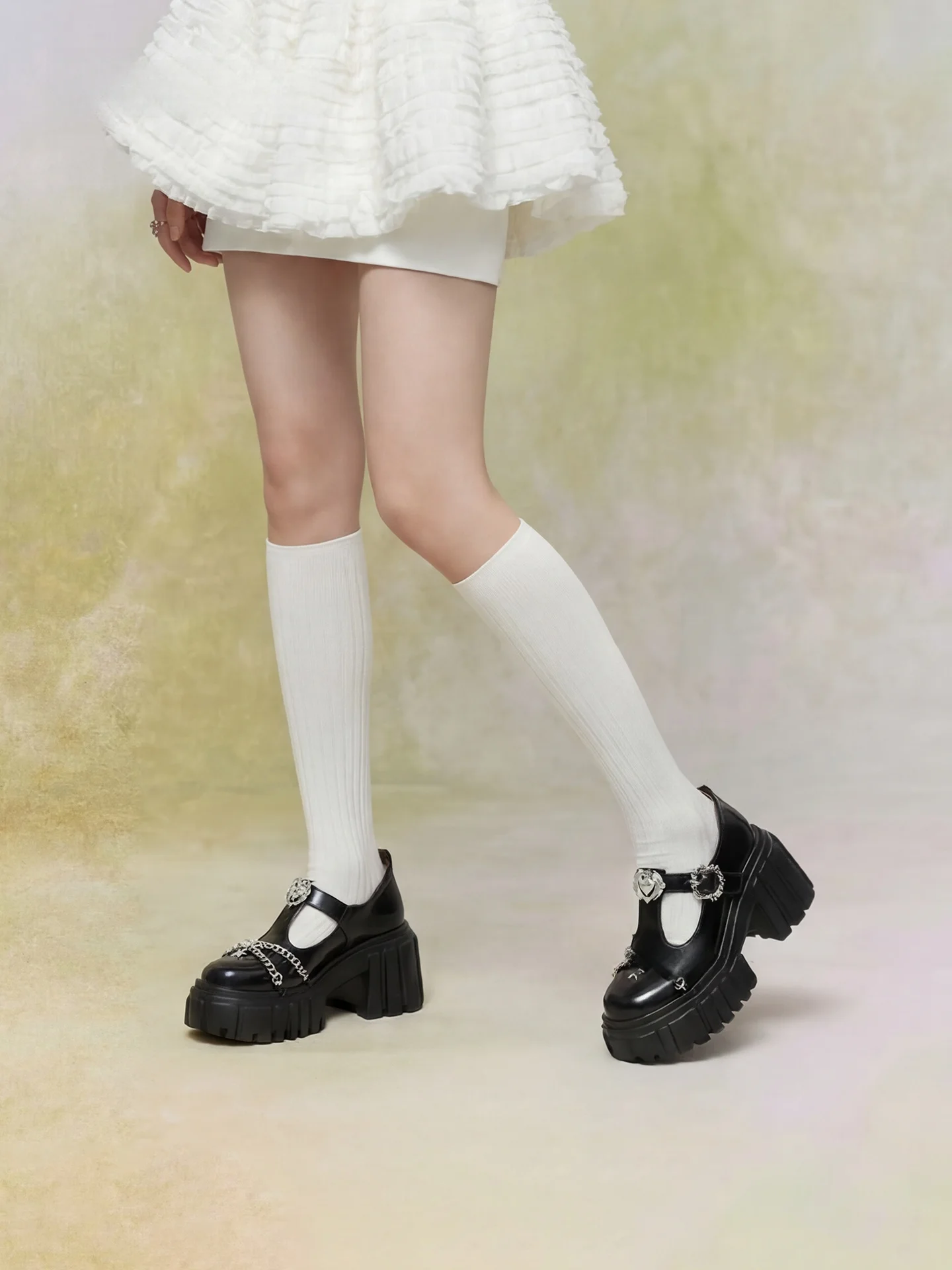 黒パンツに合う靴 レディース おすすめ3選：通勤からカジュアルまで、どんなシーン  でも自然に見える選び方