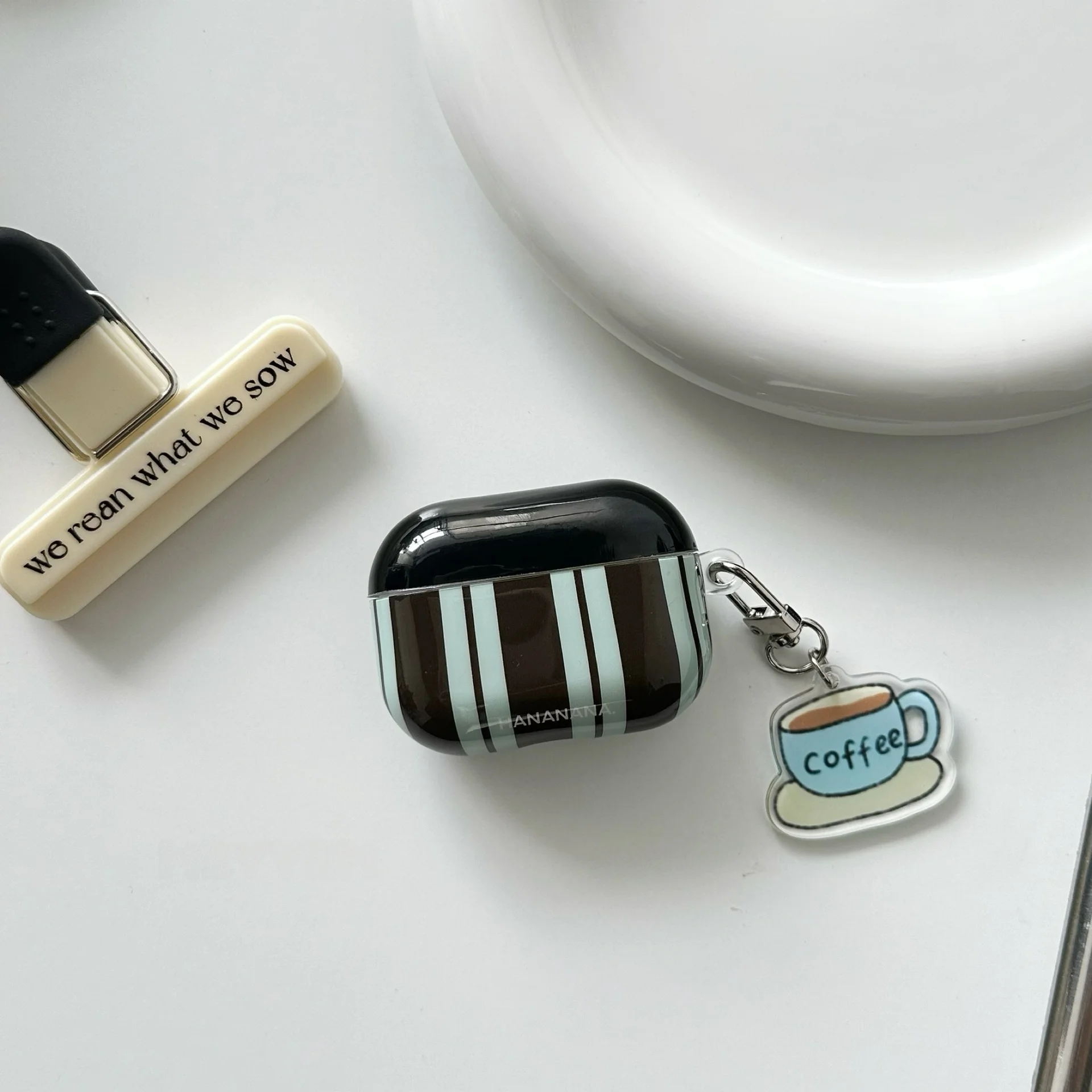 レトロストライプデザインのAirPods用プロテクター：防落下とBluetooth対応の実用性を検証