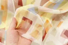 油絵風ジオメトリックパターンのシフォンシャツ生地【半透明・ボルドー・イエロー・ブルーのコントラスト】