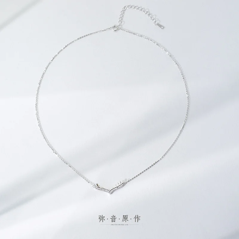 水晶付き鹿角デザインのロングネックレス：クリスマスプレゼントに最適な925銀のオリジナルデザイン