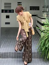 肌理感のあるカーディガンTシャツとフラワープリントワイドパンツの夏用コーディネート（セットアップ対応）