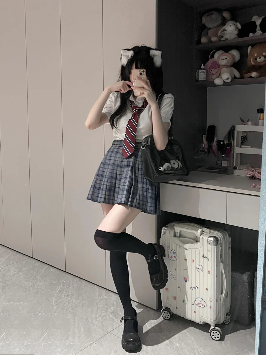 かわいい高校生向け学院風セットアップ：グレーブルーチェックスカートと白シャツのバランス