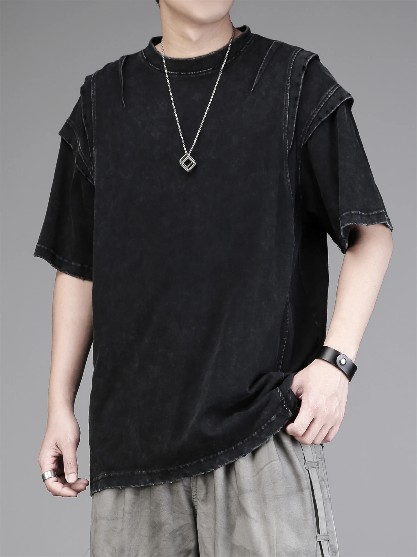 黒Tシャツが色褪せするのを防ぐには？アンティーク風の重厚感あるTシャツが解決する理由