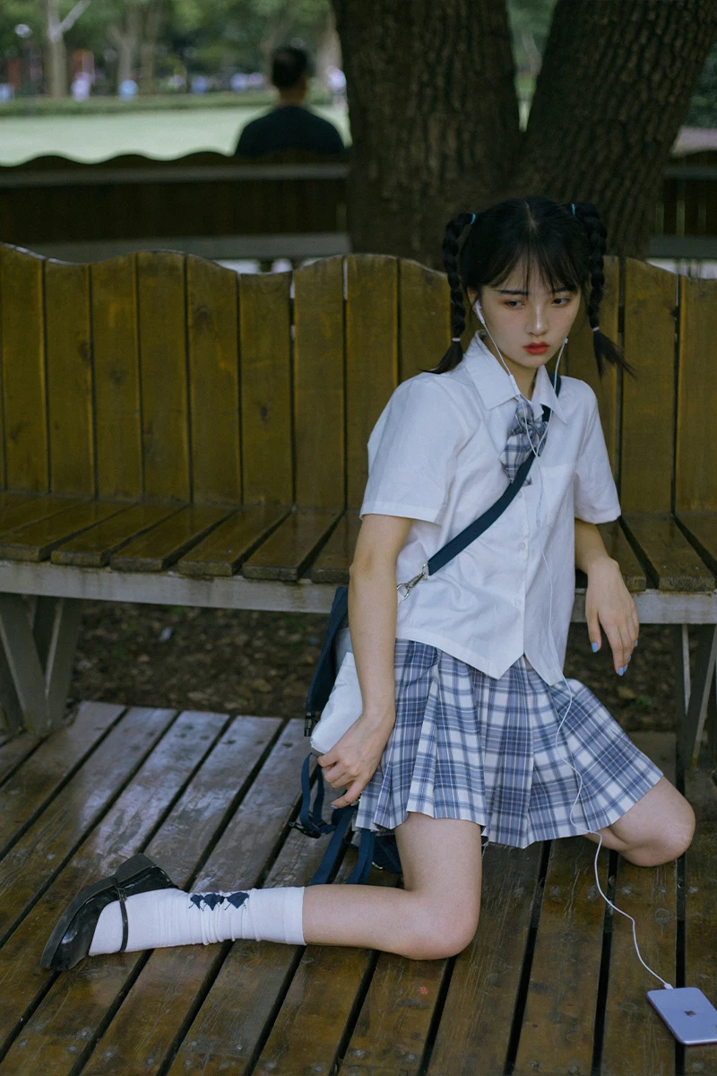 大人可愛いの本質とは？塩漬け青梅柄スカートで実感する自然なかわいさ