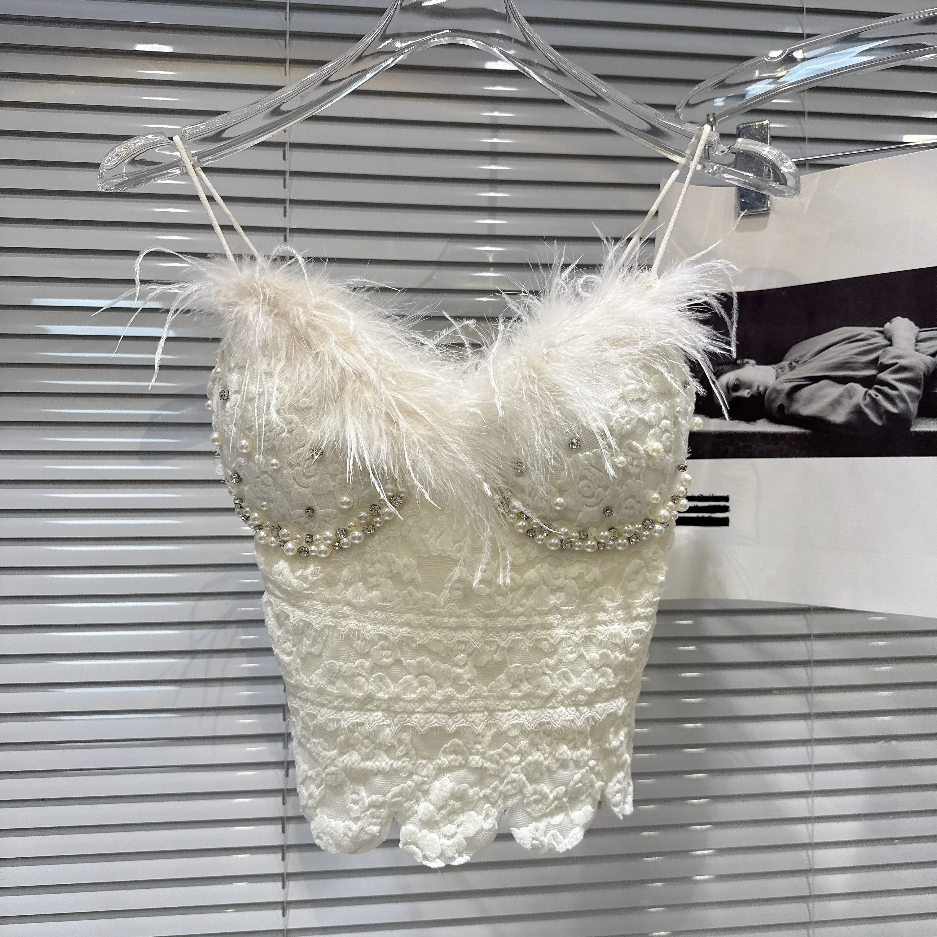 羽毛トリムビーズ付き刺繍ブラカップキャミソール：甜美風の内搭スタイルを実現