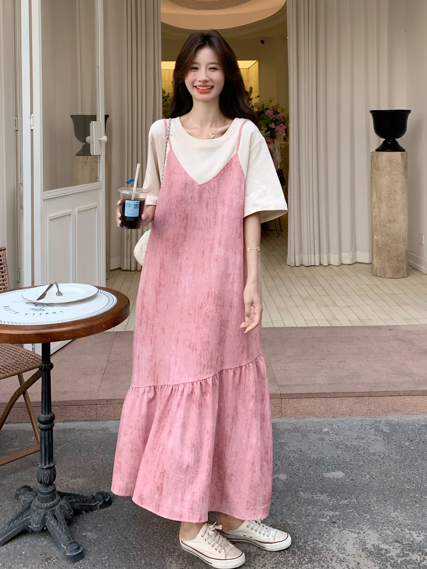 ピンクコーデ 夏 オシャレ：レイヤードワンピースでカジュアルな日常を実現
