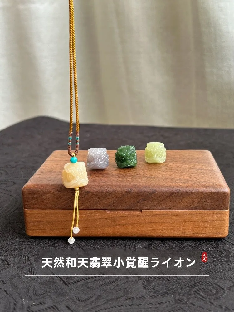 和田玉製三連ネックレス：猫目石と碧玉の小さな醒獅子ペンダントのデザインと実用性