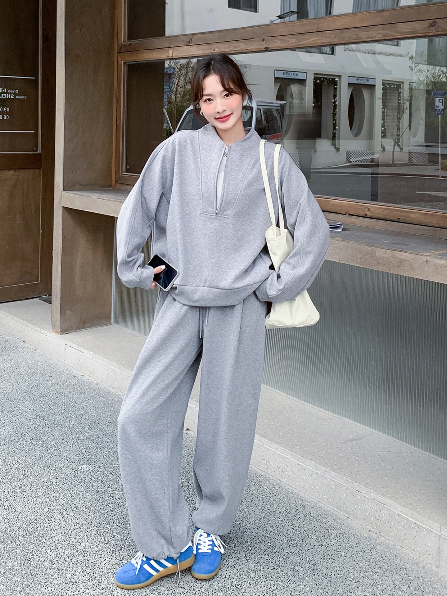浅灰色ゆったりパーカーとワイドパンツセットアップ：春・秋のカジュアルスタイルに最適な2点セット