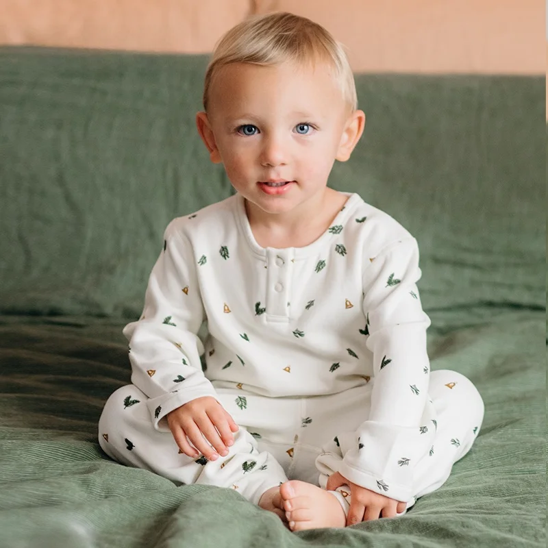 2歳冬に寝るときの服装：MILKBARN長袖丸首トップスと厚手パンツセットの実用性解析