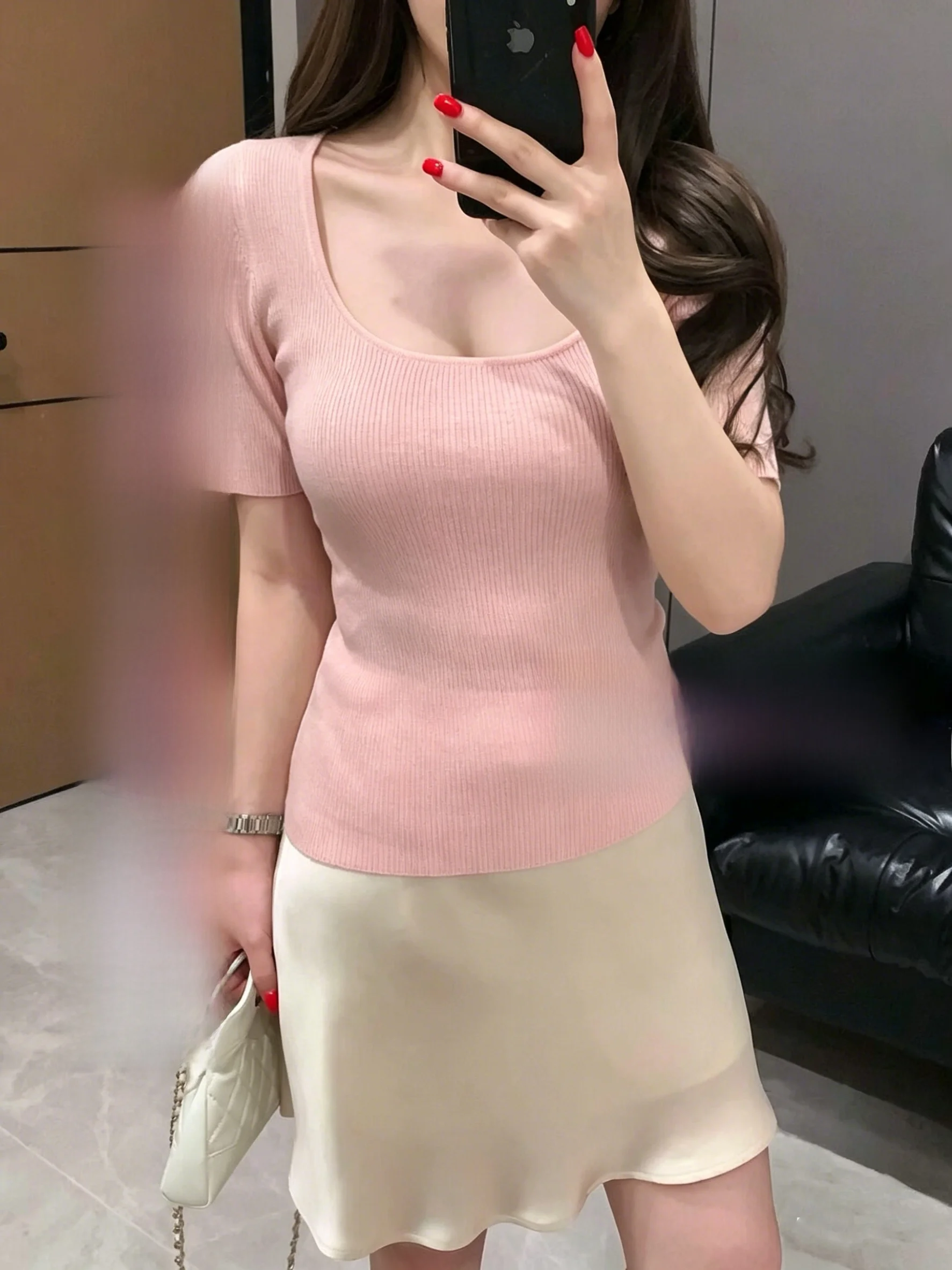 30代の女子会コーデで悩むなら、この優しいピンクのニットトップスが救う！