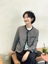 グレーのシンプルな丸首リネン長袖カーディガン【女性用・短めデザイン】