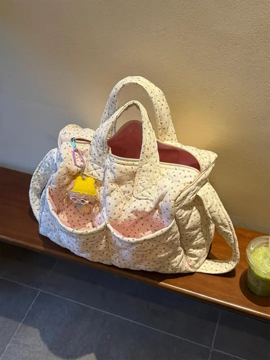 小花柄デザインの大容量トラベルバッグ【女性用・多ポケット・斜め掛け】