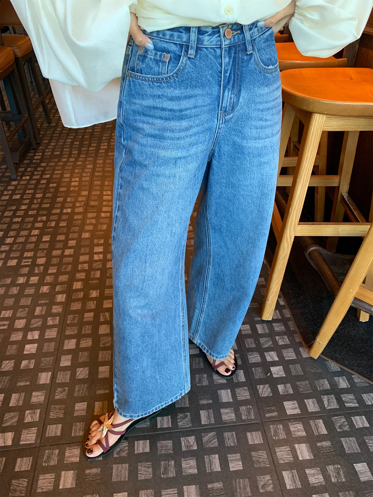 刺繍入りハイウエストデニムパンツ：デザイン性と機能性を両立した女性向けスタイル
