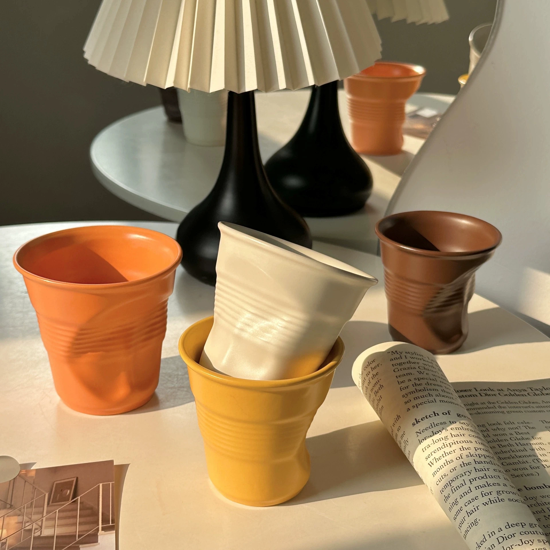 高級感ある陶器製コーヒーカップ：こぼれにくいコップとしての実用性とデザインのバランス