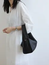羊皮の質感を持つ編み込みトートバッグ【大容量・スクエア型】