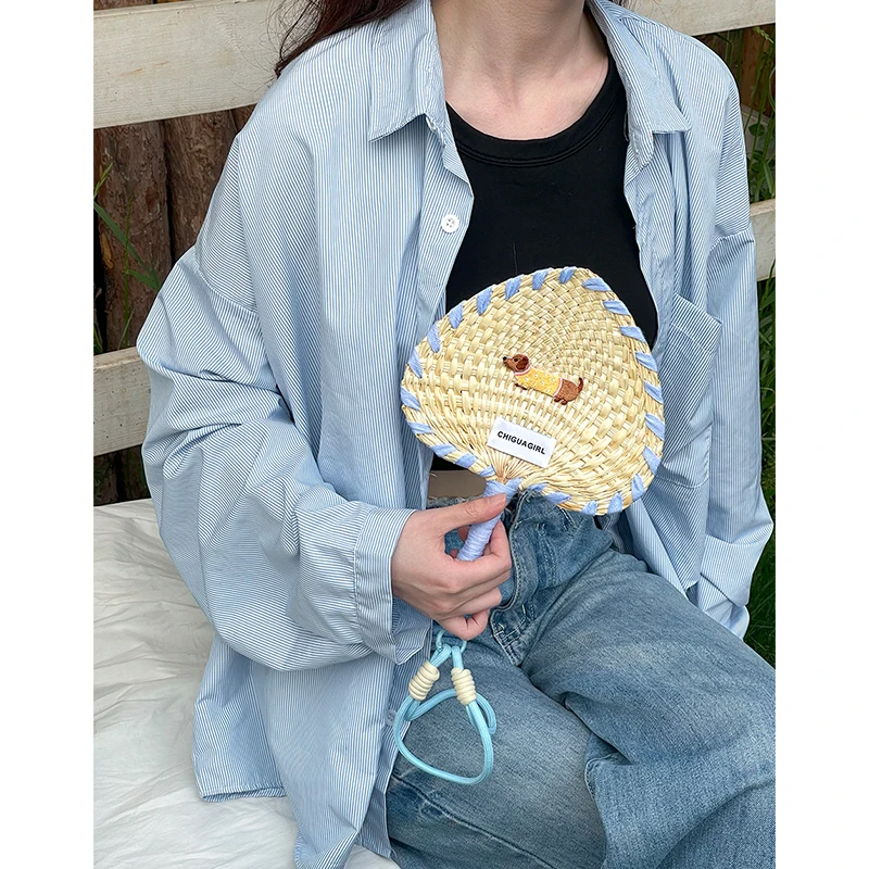 手のひらサイズの夏用扇子：夏キャンプで涼しさを実現する便携型アイテム