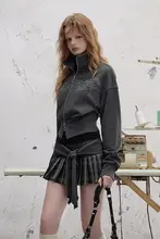 レトロデザインのグレーショートジャケット【立襟・ルーズフィット・長袖】