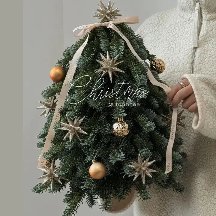 夢の鹿モチーフのクリスマスツリー【シミュレーションノルウェーモミの金色装飾・デスクトップ用】