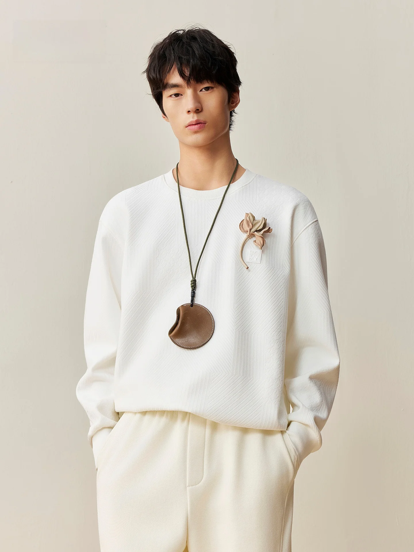 肌理デザインのメンズフード付きスウェットシャツ：冬季カジュアルスタイルの実用性と機能性