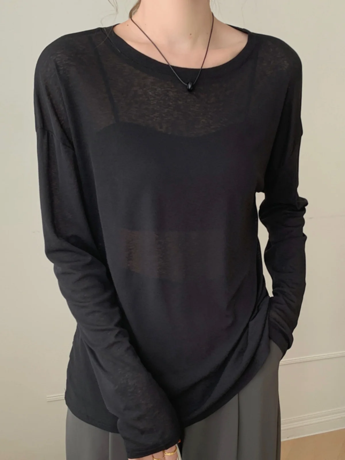 黒い服で日焼けを防ぐための実用的なシャツ選定：黒のラウンドネック長袖日焼け防止シャツ