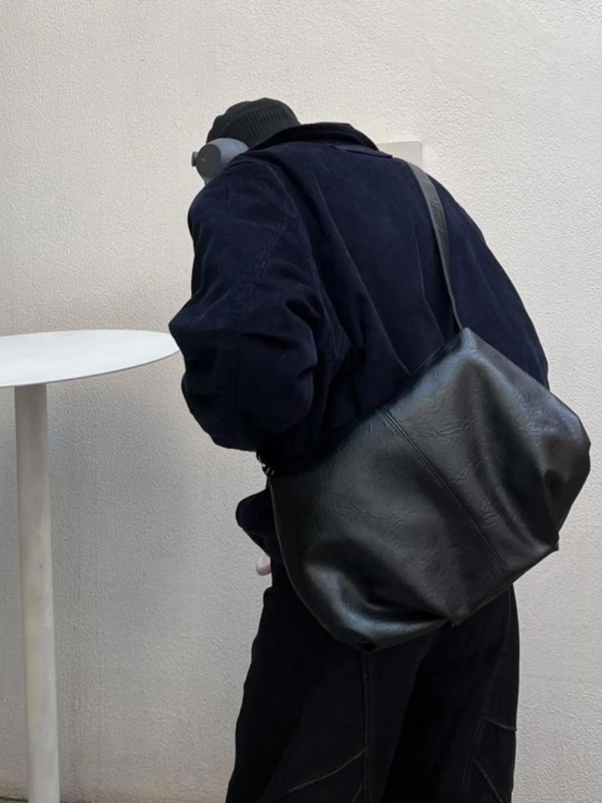 どんな服にも合うショルダーバッグを選ぶなら、ベージュかグリーンか？