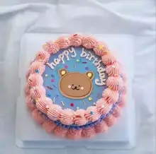 可愛い陶製小熊の誕生日ケーキ飾り【手描き・丸型・バルーンデザイン】